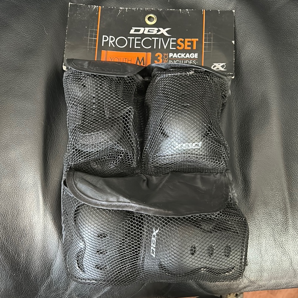 DBX protective set -  youth Medium. 3 piece elbow pad wrist guard knee pad
